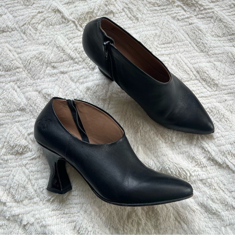 John Fluevog Poser Edie Black Asymmetrical Leather Pumps in Black